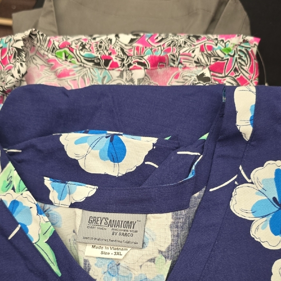 Grey's Anatomy Navy Floral Scrub Top - Picture 1 of 4